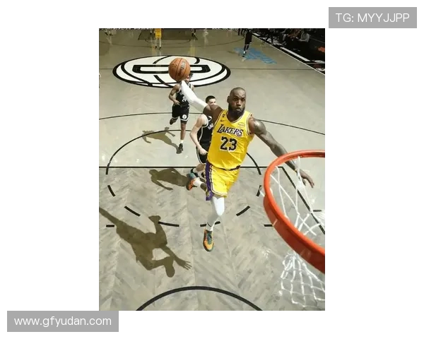 [NBA]詹姆斯持球强突 空中拉杆上篮打进.